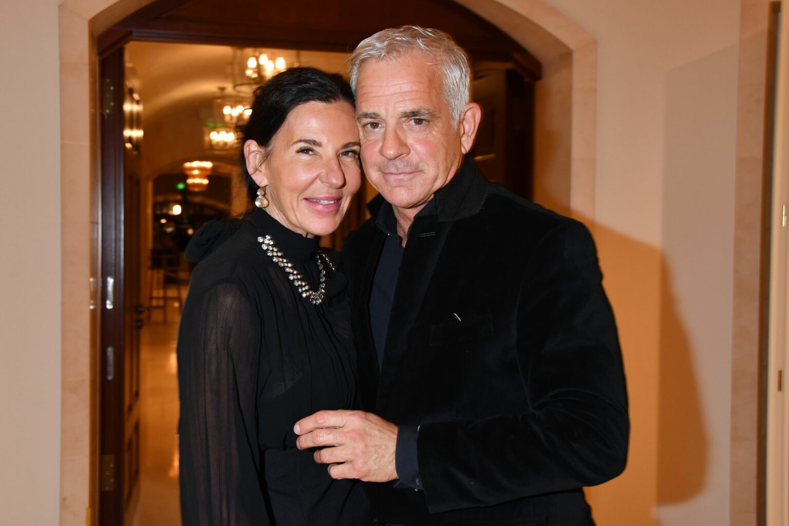 Florian Fitz mit einer Frau an seiner Seite blickt in die Kamera