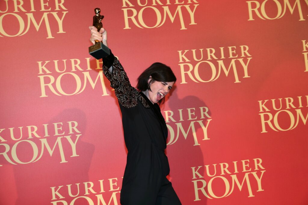 Nirna Tschirner bei der Kurier Romy mit schwarzem Kleied