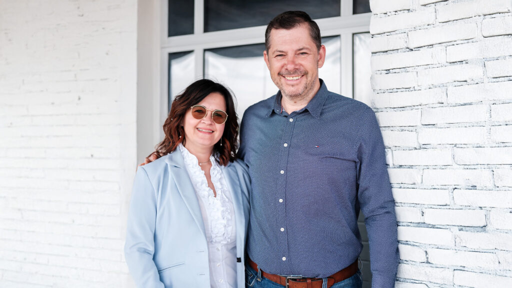 Mann und Frau vor Haus
