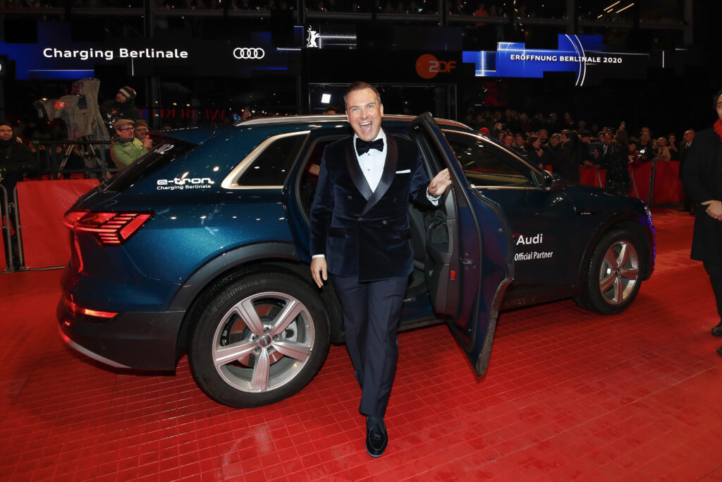 Tim Raue steigt aus einem Audi bei einer Veranstaltung