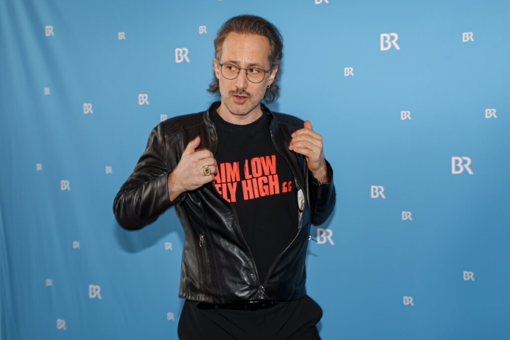 Michael Ostrowski mit schwarzer Lederjacke