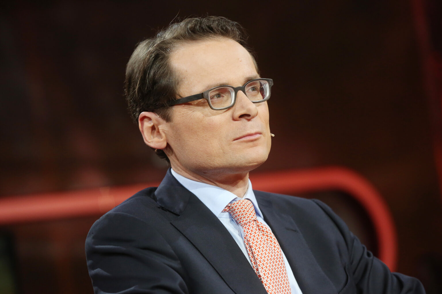 Roger Köppel mit Brille in Portraitaufnahme seitlich