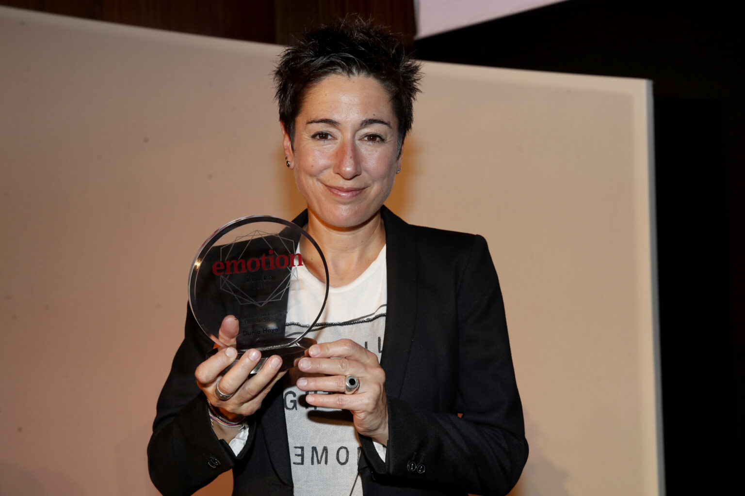 Dunja Hayali mit einem Preis ind er Hand