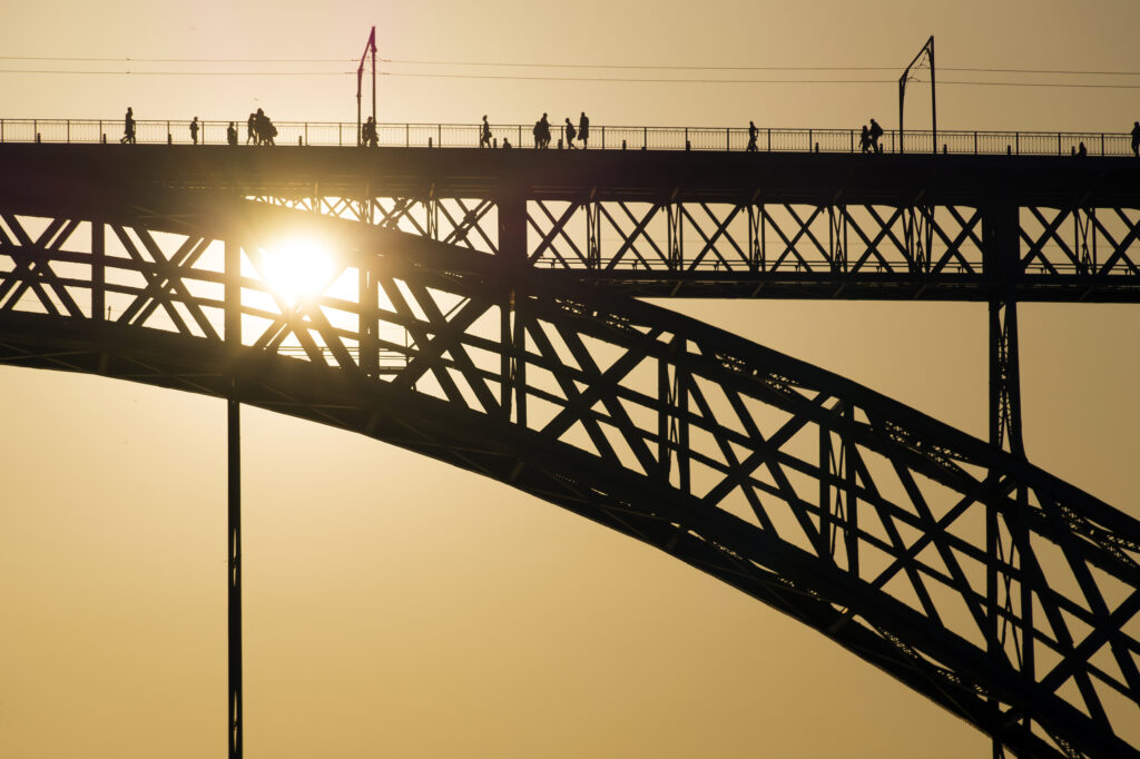 Brücke in Nahaufnahme bei Sonnenuntergang