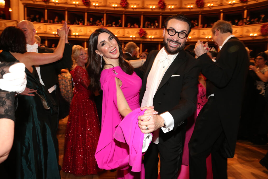 Judith Williams mit pinkem Kleid und einem Tanzpartner in der Oper