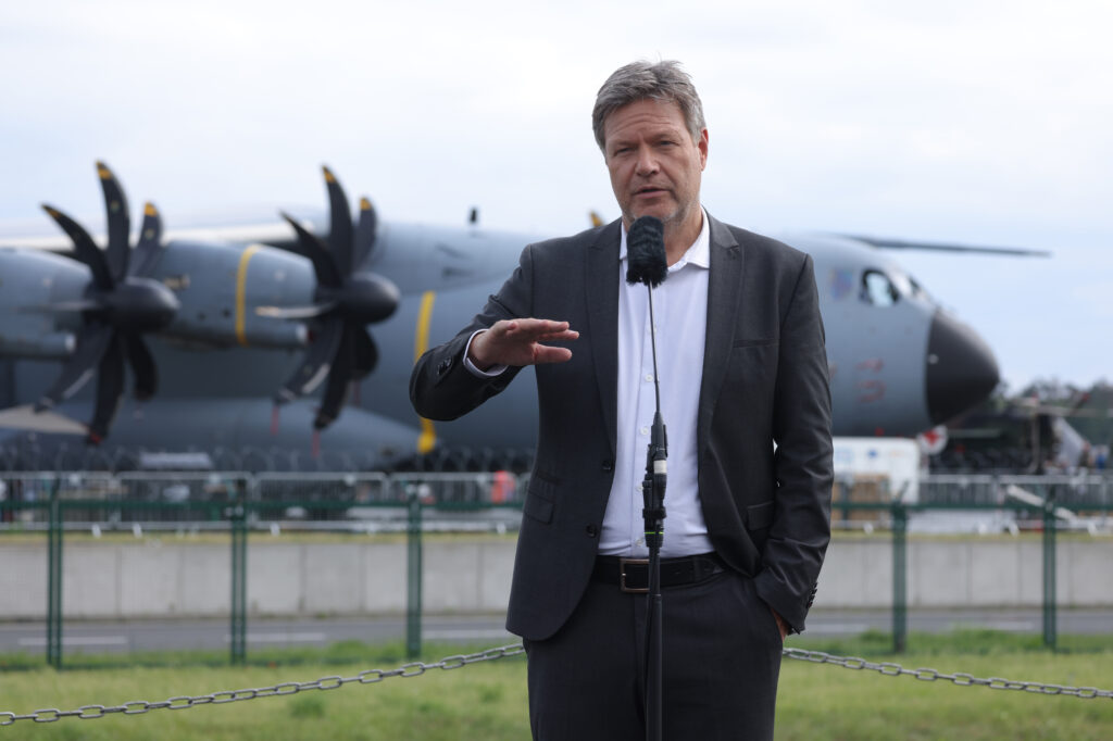 Robert Habeck steht an einem Rednerpult