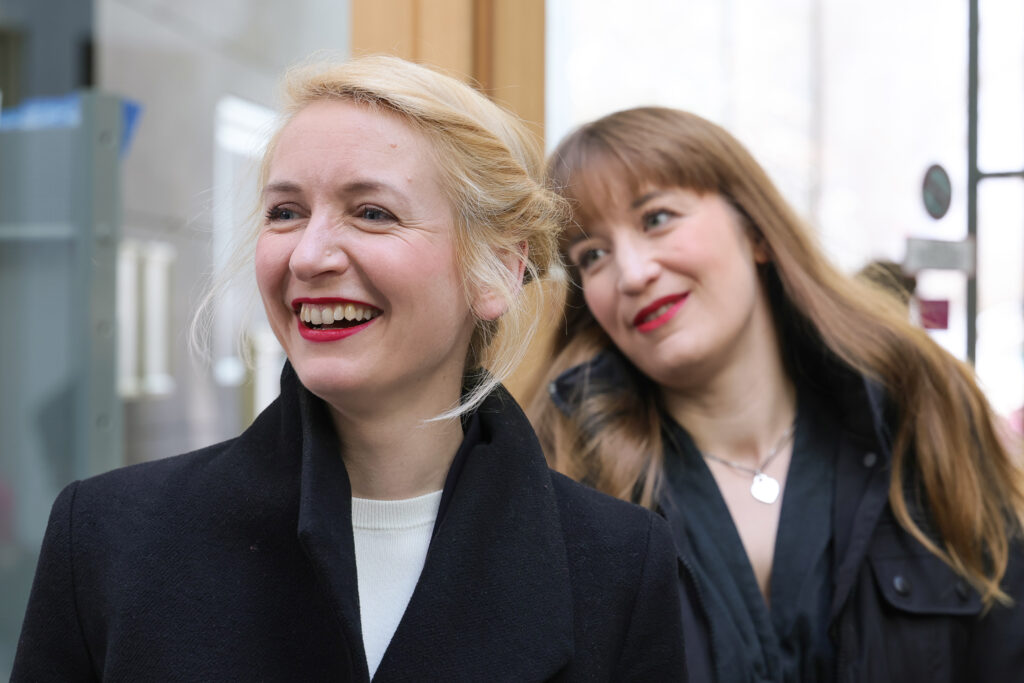 Ines Schwerdtner von der Seite lacht. dahinter eine weitere Frau