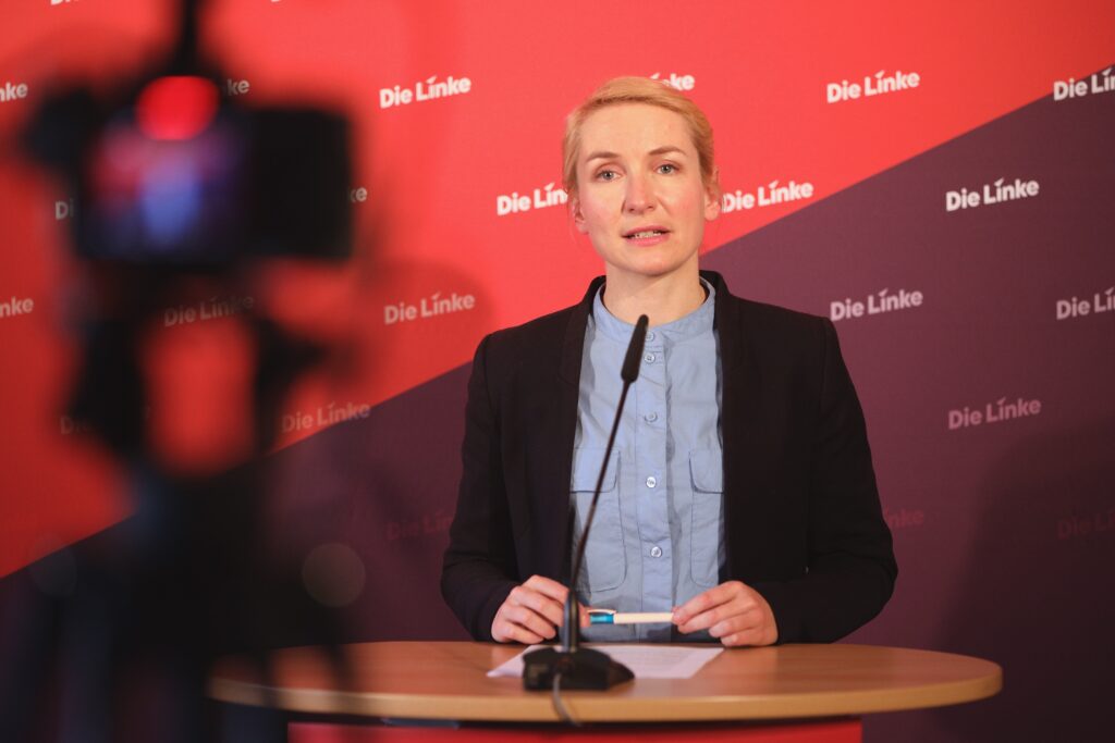 Ines Schwerdtner an einem Rednerpult