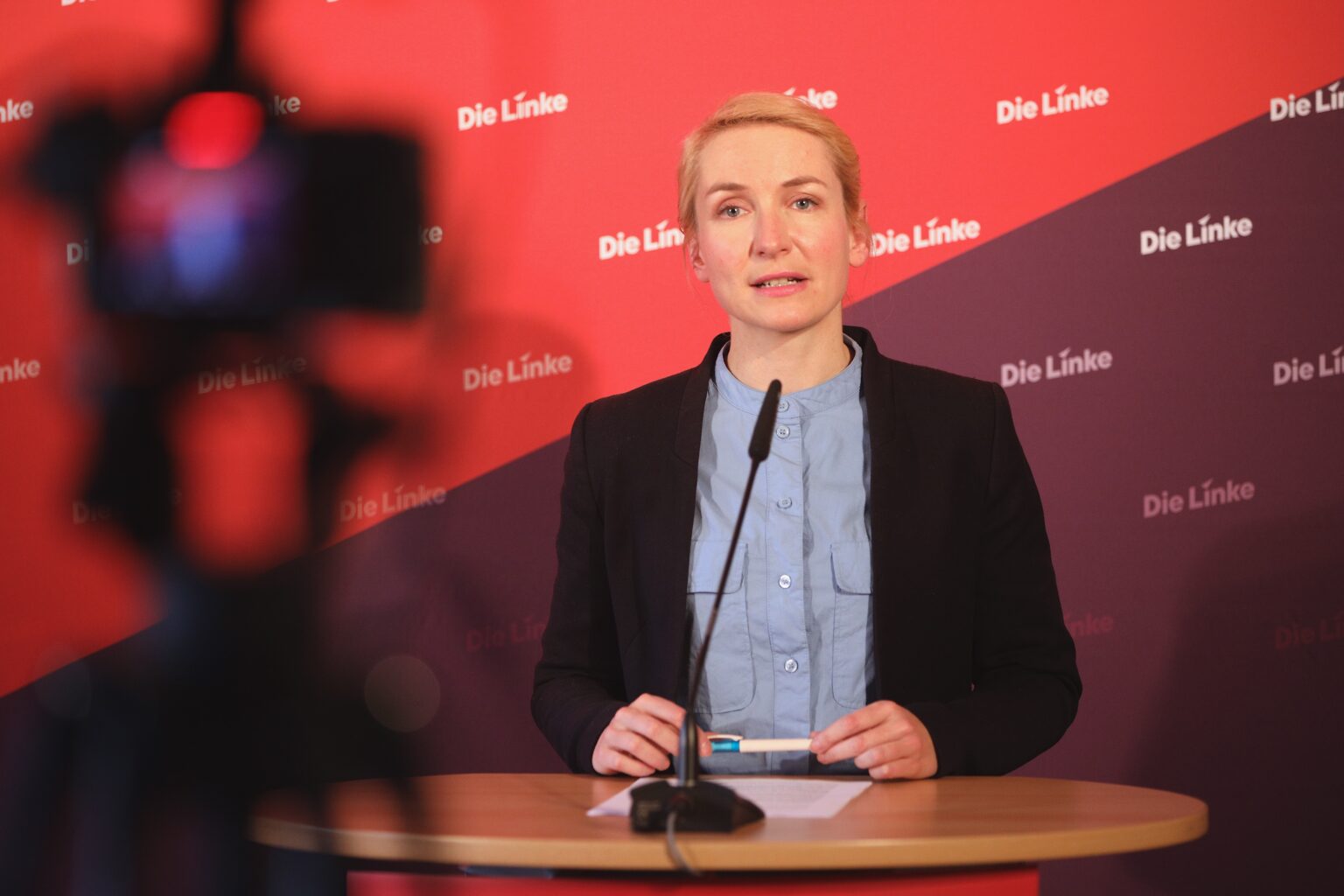 Ines Schwerdtner an einem Rednerpult