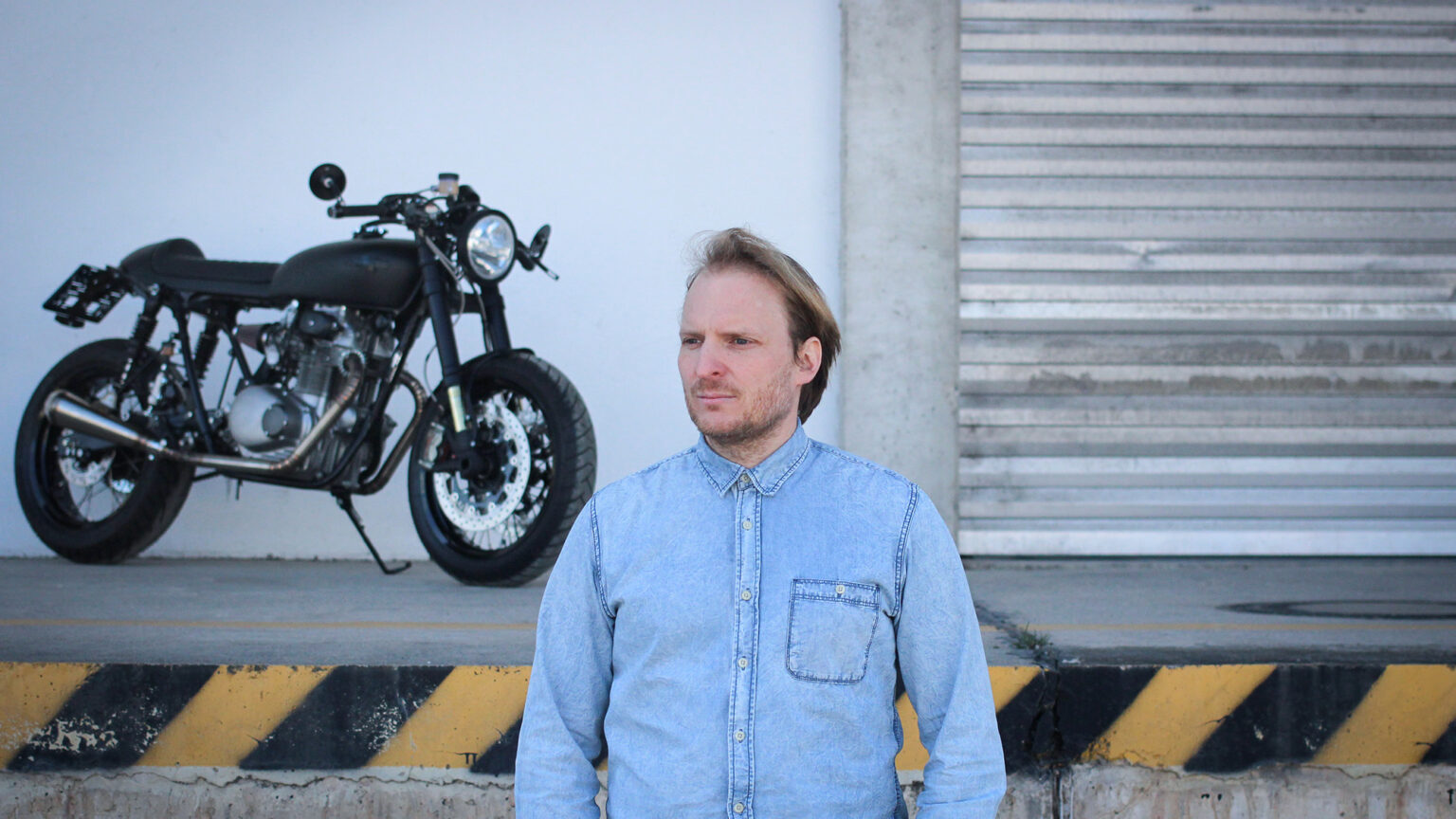 Christian Reier, Gründer von Reier Motors aus Salzburg, wo kreative Custombike-Umbauten mit Präzision und Leidenschaft umgesetzt werden.