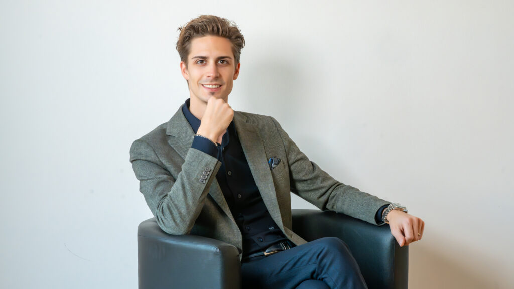 Manuel Hengstler, Immobilienmakler aus Kärnten, der mit Begeisterung Bauprojekte entwickelt und die Hengstler Immobilien GmbH führt.