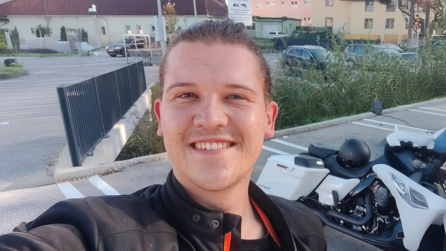 Pascal Maier führt mit Exclusive Mototours & Rentals in Griechenland maßgeschneiderte Motorradtouren durch – mit top gewarteten KTM- und Vespa-Modellen.