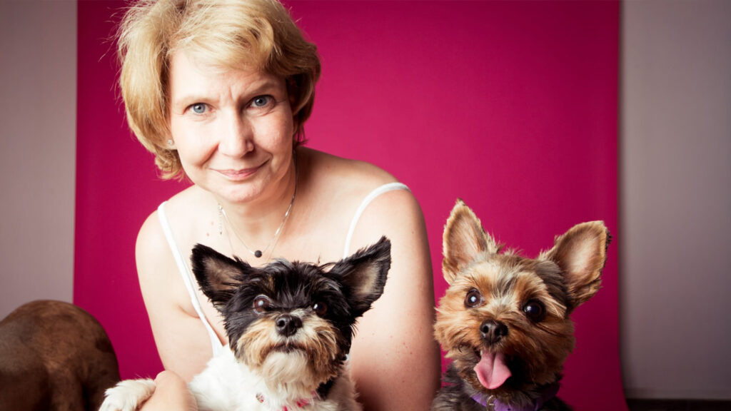 Gerlinde Zouhar, Gründerin von Hundrundum, bietet in Wien alternative Hundebetreuung mit Bachblüten, Ernährungsberatung und Hundemassagen.