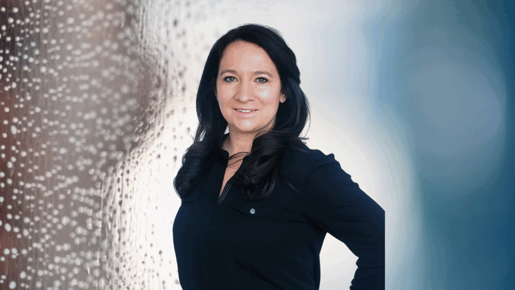 Carmen Knaus-Moises führt Glanzpunkt Gebäudemanagement GmbH mit Begeisterung und Struktur. Das Unternehmen bietet zuverlässige Reinigungslösungen in Graz, die auf Qualität und Kundenzufriedenheit setzen.