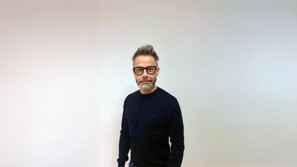 Lukas Jäger, Inhaber des Hörcafé Hollabrunn, bietet maßgeschneiderte Hörlösungen und individuelle Beratung für besseres Hören und mehr Lebensqualität.