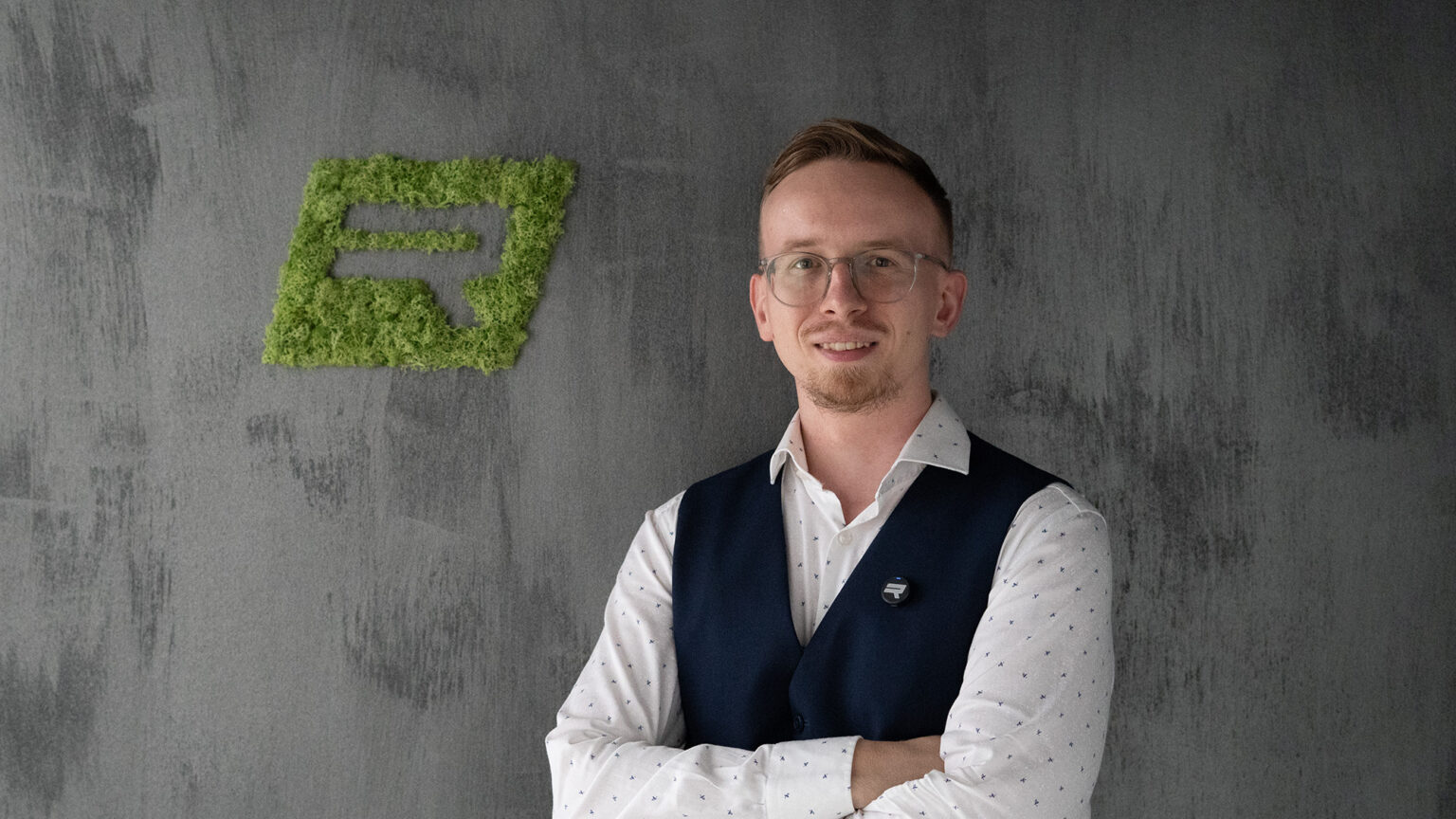 Porträt von Adrian Jerzy Zielinski, Gründer von EFS Gastgebgasse und Ramedia, der Finanzberatung und Social Media erfolgreich verbindet.