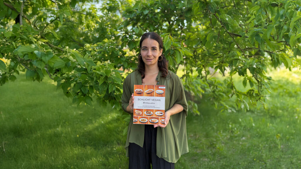 Sarah Hein, Gründerin von Schlicht Vegan, vereint in ihrer Küche veganen Lifestyle und regionale Küche – bald auch in ihrem Buch „Schlicht Vegan – Wirtshausedition“.
