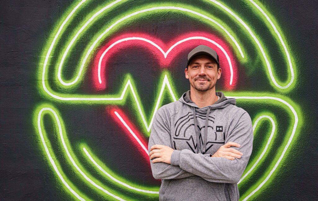Bernhard Siegler, Inhaber von Fit für Alle, unterstützt mit funktionalem Training und persönlicher Begleitung Menschen dabei, körperlich und mental gesund zu bleiben.