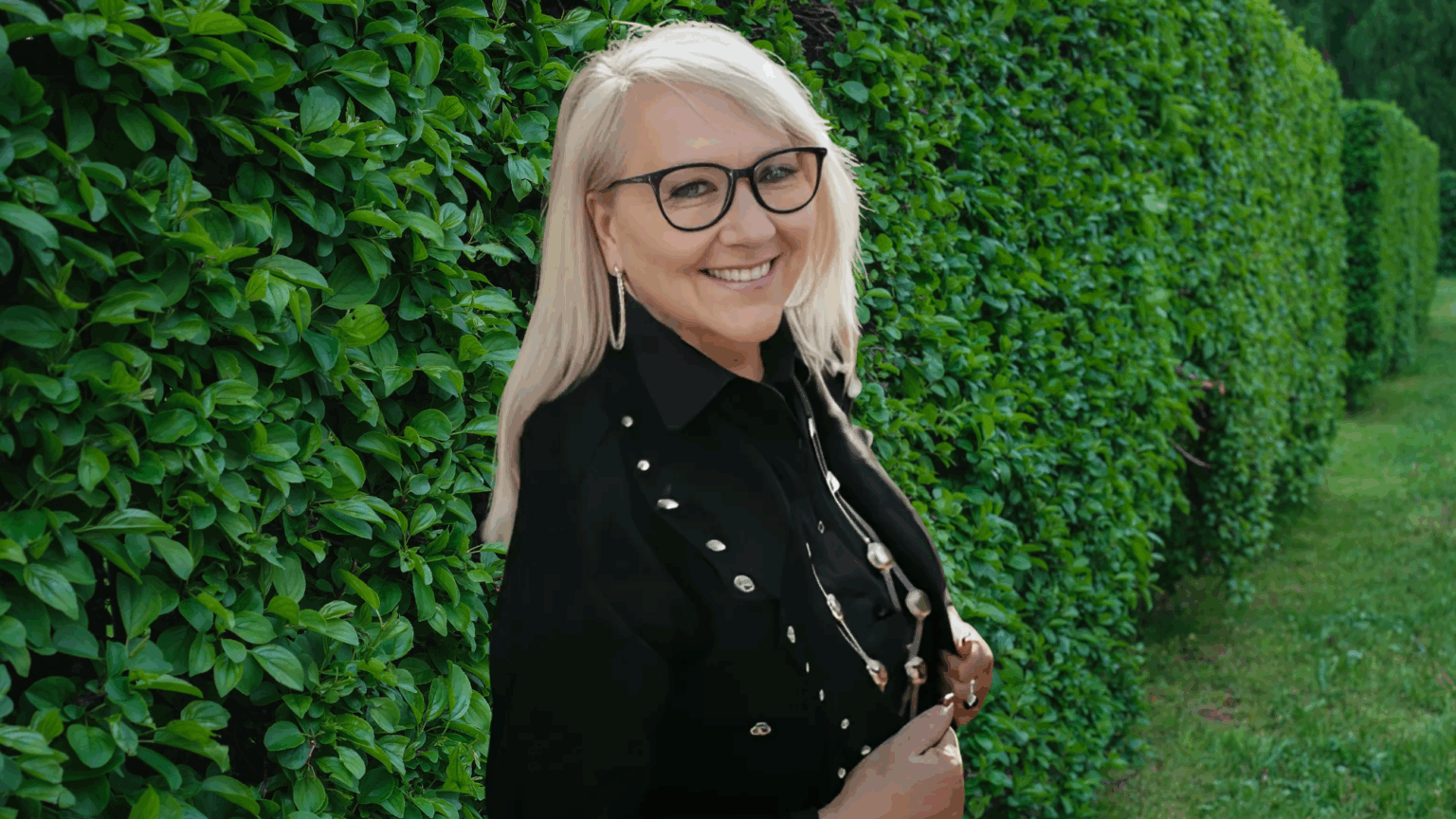 Silvia Thöne ist eine erfahrene Lebensberaterin, die mit ihrer ganzheitlichen Methode Menschen bei Krisenbewältigung, Persönlichkeitsentwicklung und gesundheitlichen Herausforderungen unterstützt.