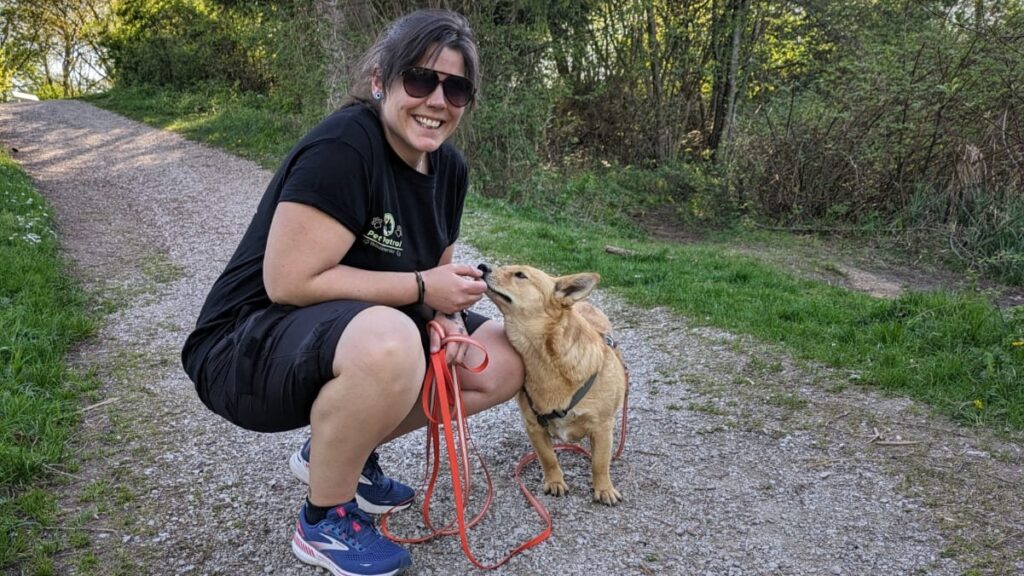 Charley Hornack von Pet Patrol – Heimtierservice bietet professionelle Betreuung für Katzen, Hunde und Kleintiere in Salzburg an, inklusive Gassiservice und individueller Katzenpflege.