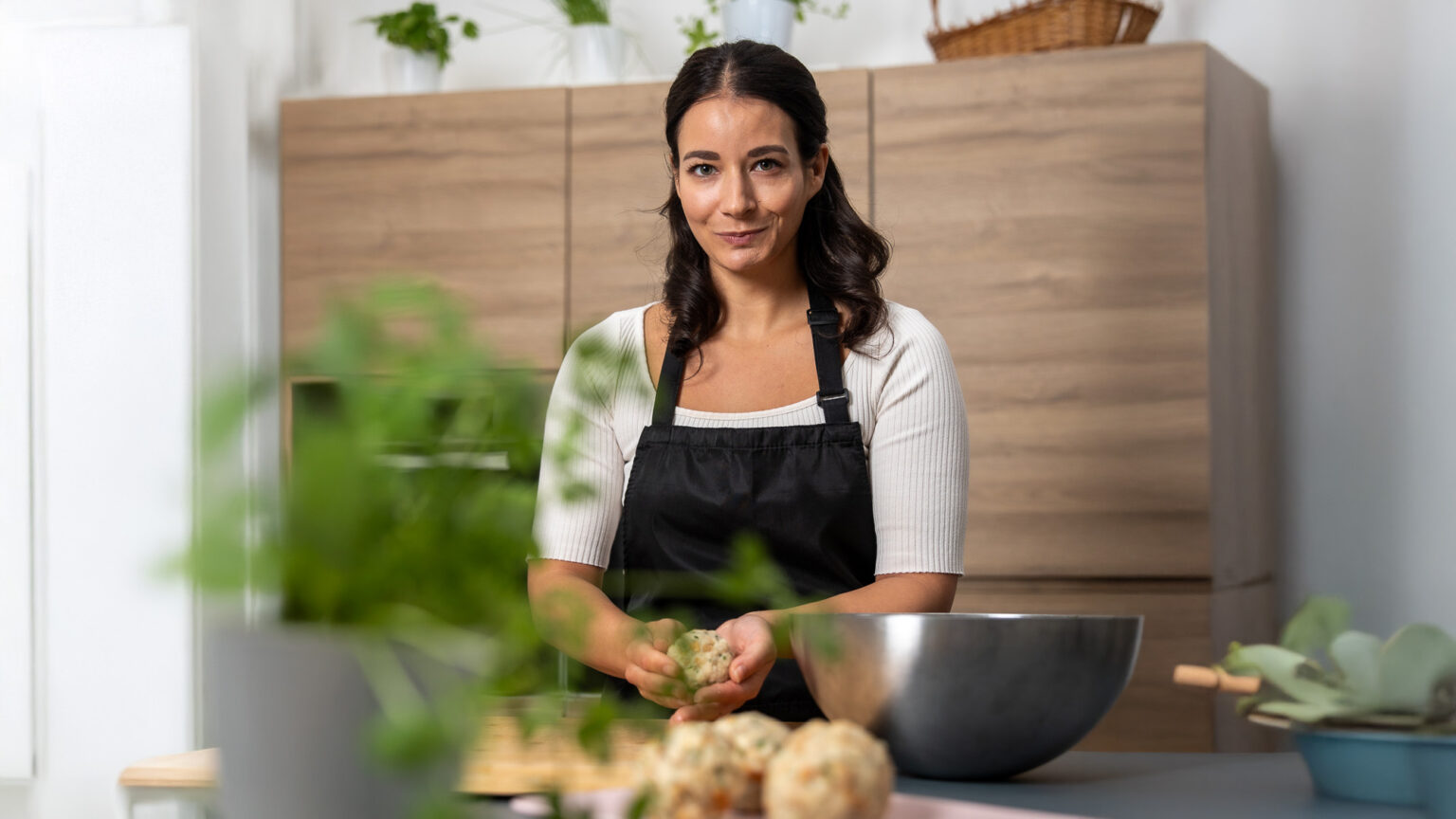 Sarah Hein, Gründerin von Schlicht Vegan, vereint in ihrer Küche veganen Lifestyle und regionale Küche – bald auch in ihrem Buch „Schlicht Vegan – Wirtshausedition“.