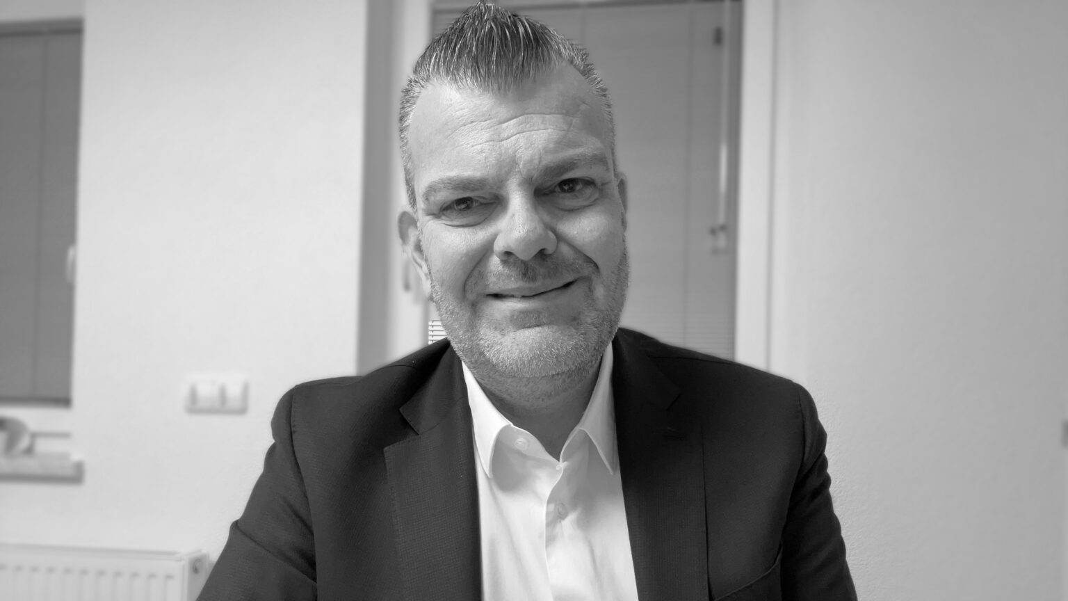 Wolfgang Lechner, Gründer der LEWO Immobilien GmbH in Tirol, bei der Beratung zu Wohnimmobilien, Massivhäusern von Town & Country und nachhaltigem Bauen mit Lehmprodukten.