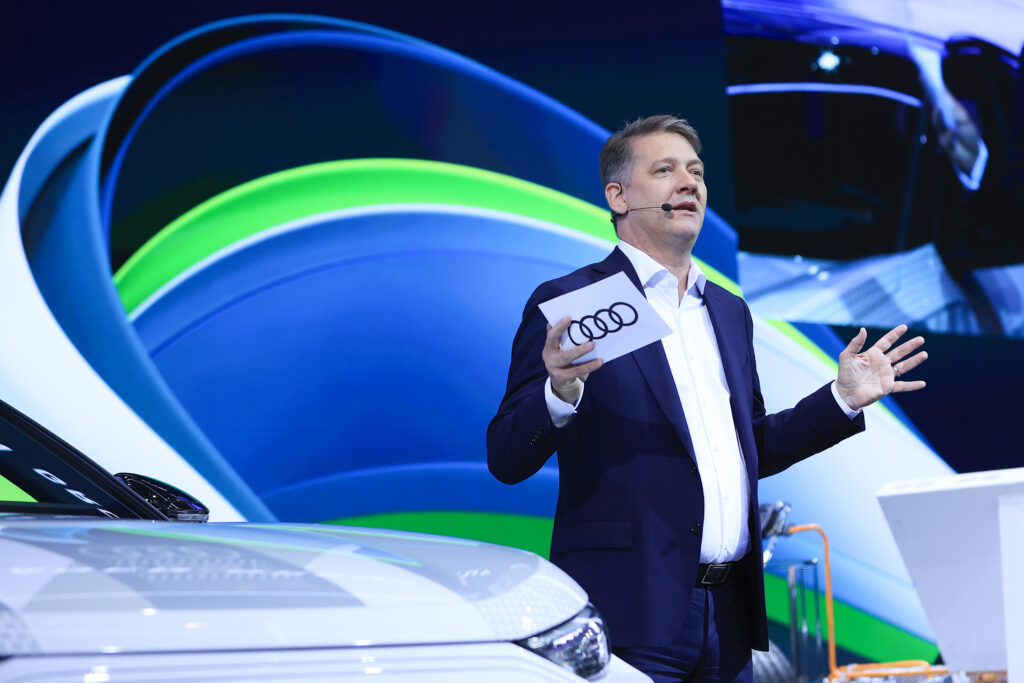 Gernot Döllner steht auf Bühne