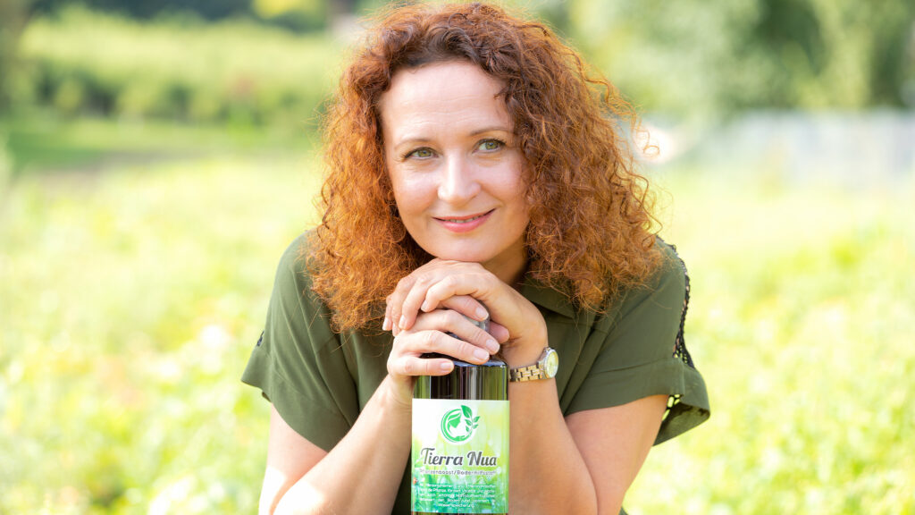 Angela Schadl, CEO der Belogran GmbH, ist Expertin für nachhaltige Rasenpflege und biologische Bodenverbesserung