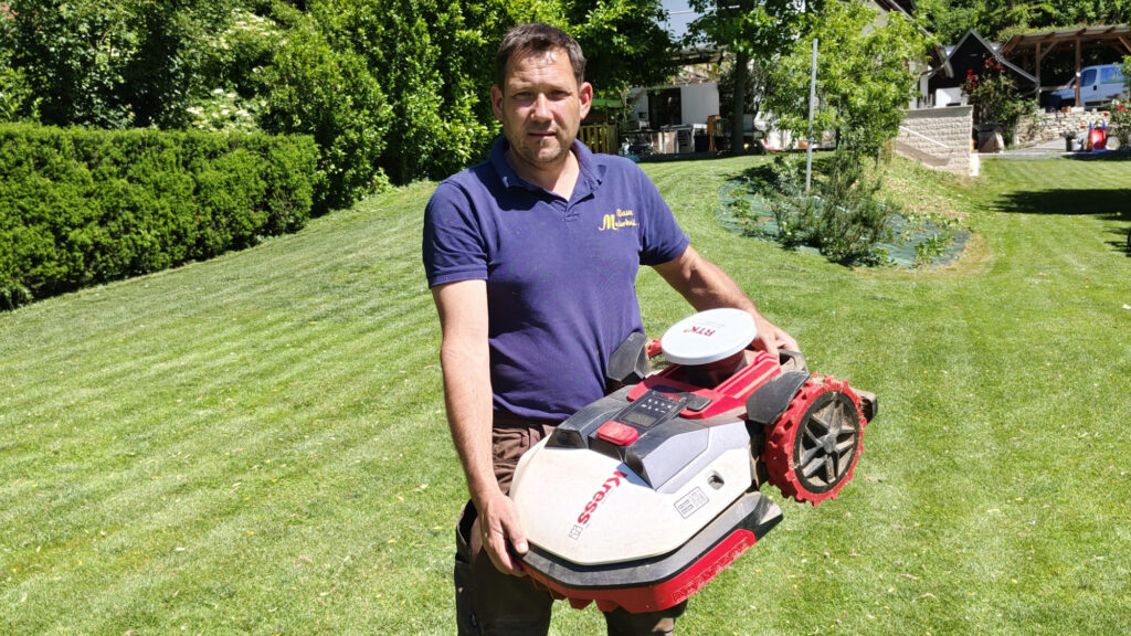 Alfred Maierhold, Head Greenkeeper und Inhaber von Rasen Maierhold, steht für professionelle Rasenpflege und individuelle Gartenlösungen in Österreich
