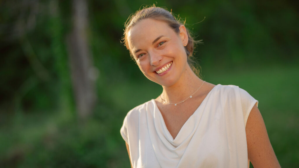Stephanie Cekon hilft Frauen mit unerfülltem Kinderwunsch, Blockaden zu lösen und die Chancen auf eine Schwangerschaft zu steigern.