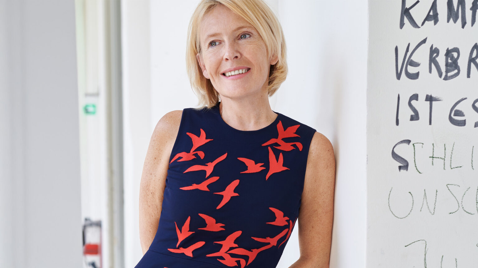 Ursula Matschy, Inhaberin von Lounge Cherie, entwirft nachhaltige Mode mit klaren Schnitten, natürlichen Materialien und lokaler Produktion.