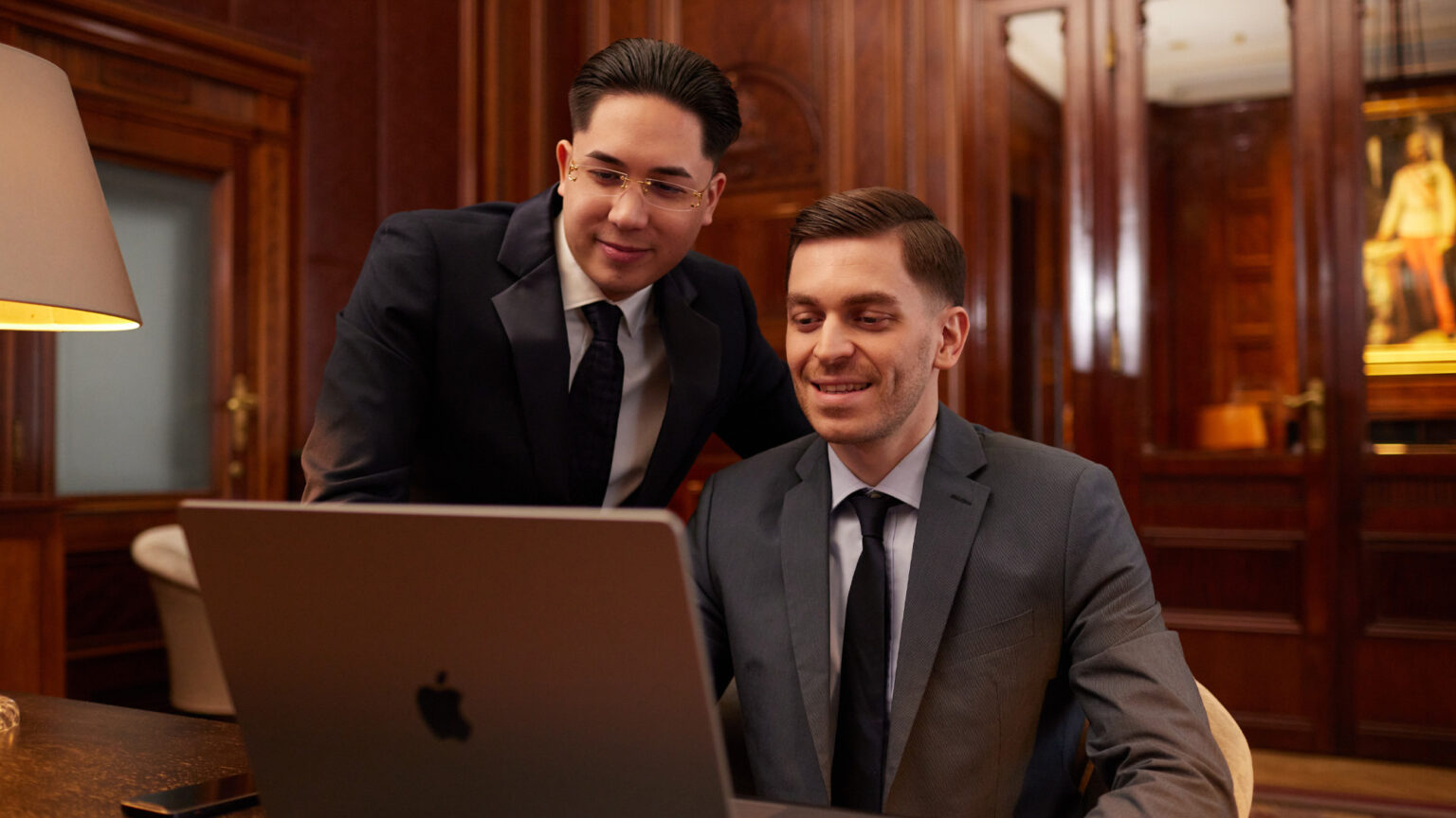 Philipp Nemec und Kenan Morić von All In One Media begleiten Coaches, Trainer und Berater mit individuellen Marketingstrategien zu mehr Sichtbarkeit, Stabilität und unternehmerischem Wachstum.