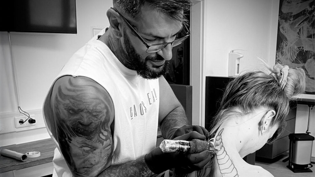 Realistic Tattoos in Graz vom Experten Andrei Stancu – Made Men Tattoo bietet Farbrealismus, Black and Gray und hochwertige Cover-up Tattoos.