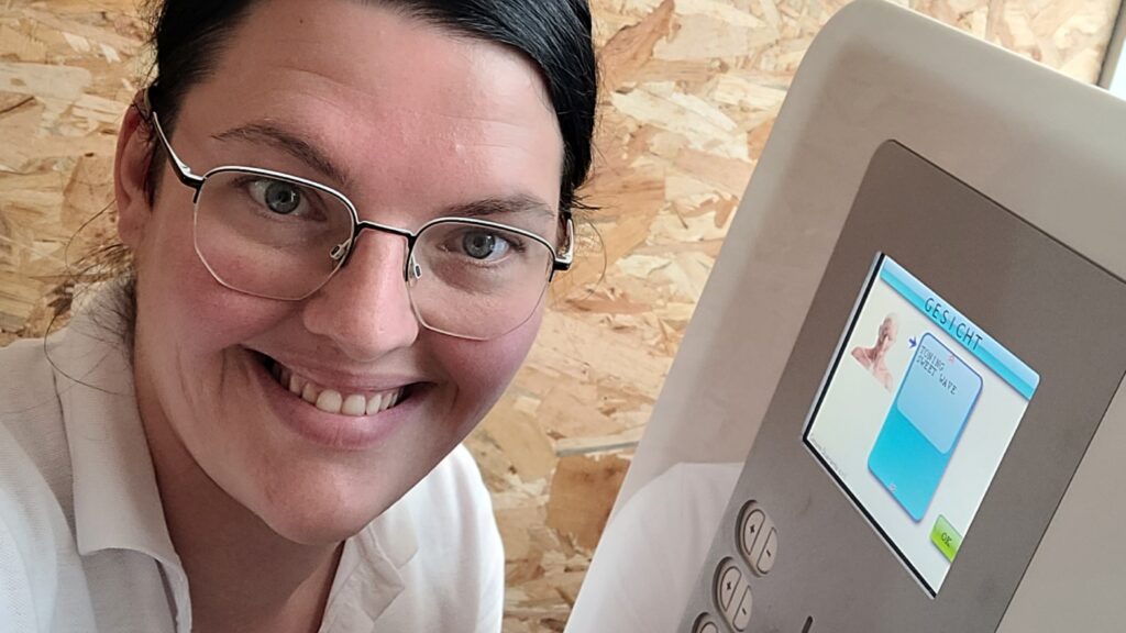 Selina Manz-Krieger, Inhaberin von Umadum Gsund – Studio by Selina, unterstützt mit innovativen Technologien bei Umfangreduktion, Detox, Abnehmen und der Förderung der Gesundheit.