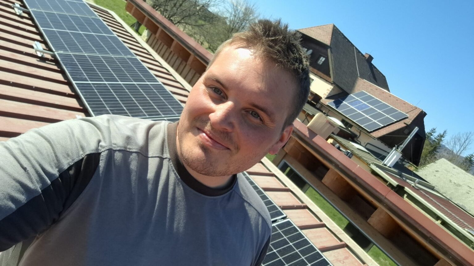 Christian Rattinger von Elektro- und Energietechnik Rattinger bietet maßgeschneiderte PV-Anlagen, qualitative Speichersysteme und Energielösungen für Gewerbe, Landwirtschaft und Privathaushalte.
