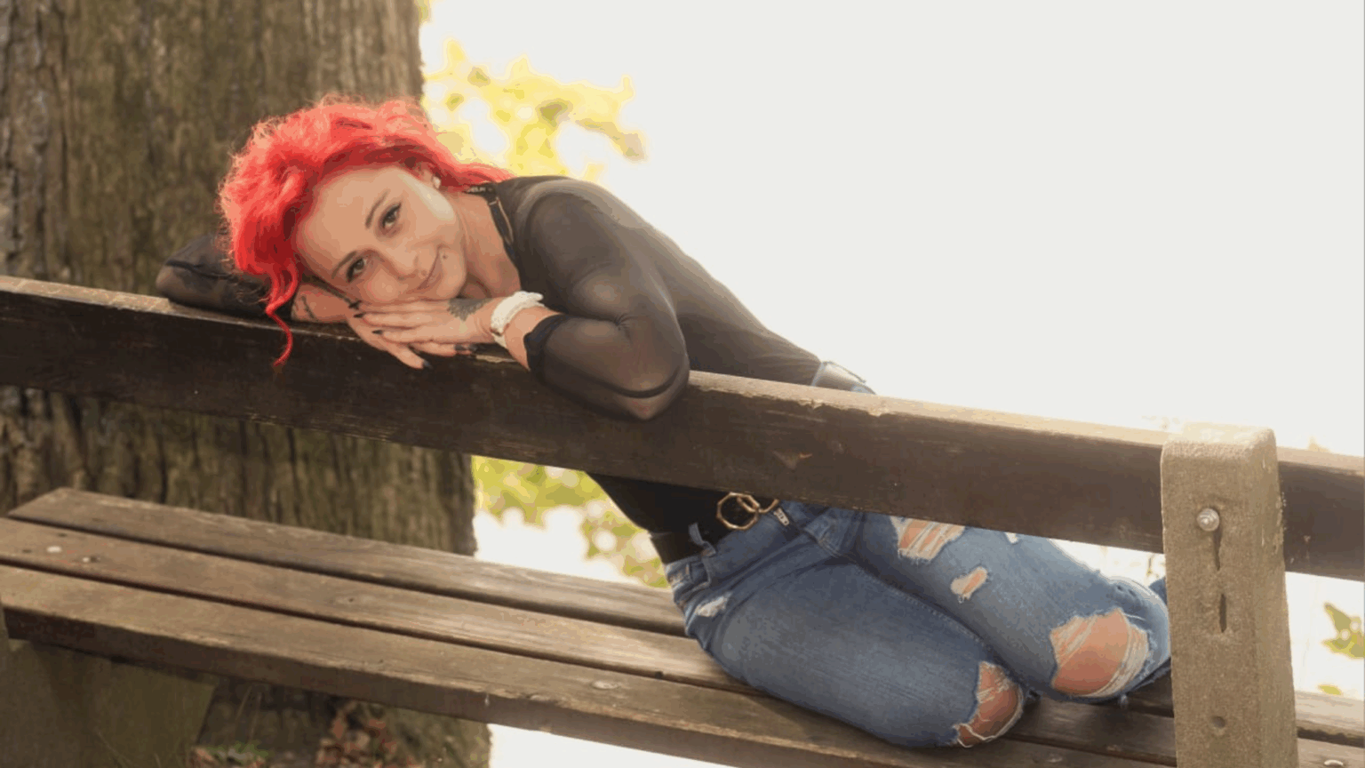 Theresa Ergott, ehemals Friseurin und Stylistin, gründete nach einer persönlichen Krise die SouLMission Academy, um Menschen ganzheitlich auf ihrem Weg zur Heilung der Menschheit zu begleiten und sie zu ermutigen, ihre Seelenbestimmung zu leben.
