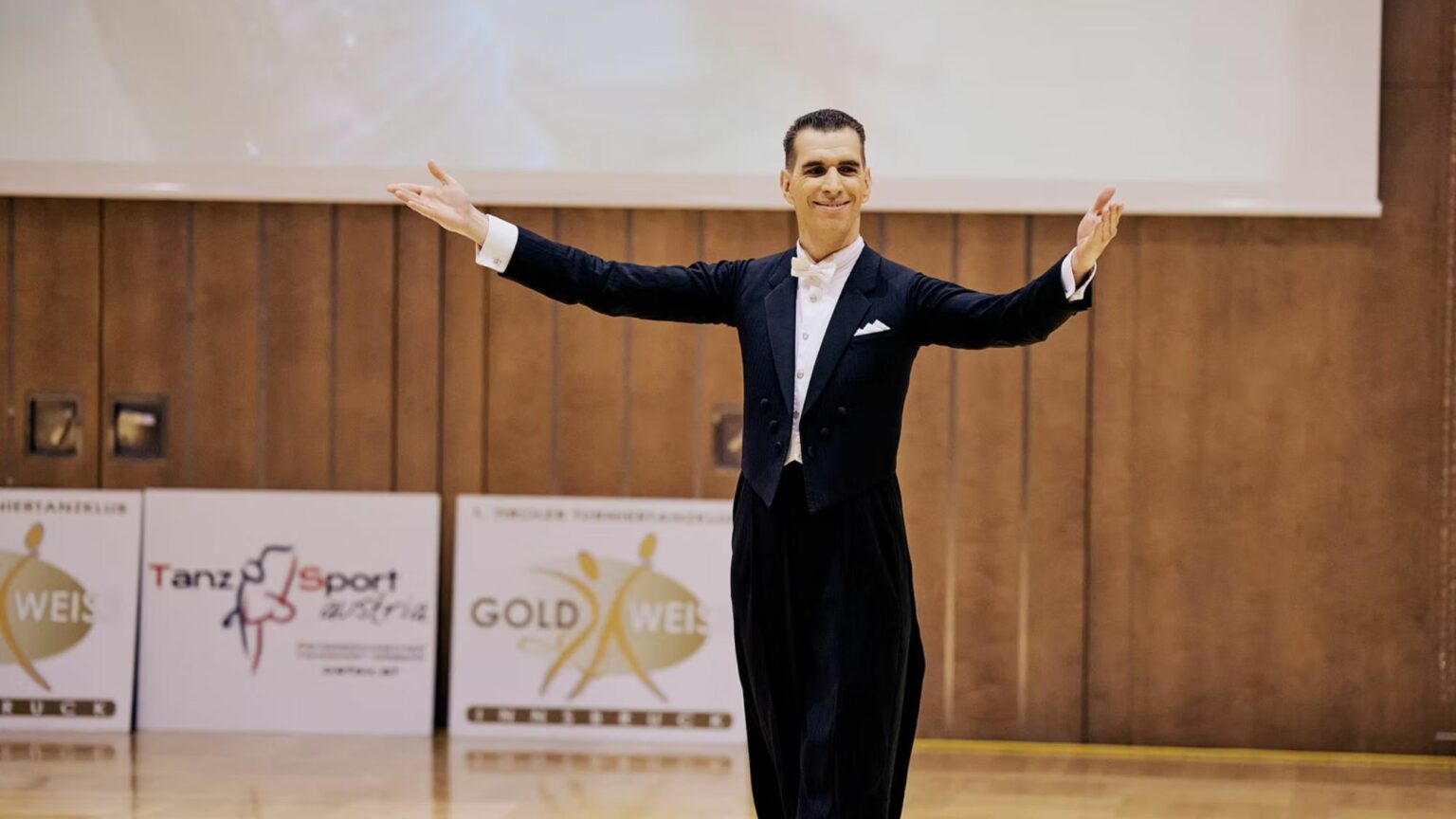 Lukas Steinegger bietet in Tirol individuelles Tanztraining an, das Kindern, Paaren, aber auch Frauen ohne festen Tanzpartner – etwa im ProAm-Format – den Einstieg in den Tanzsport erleichtert
