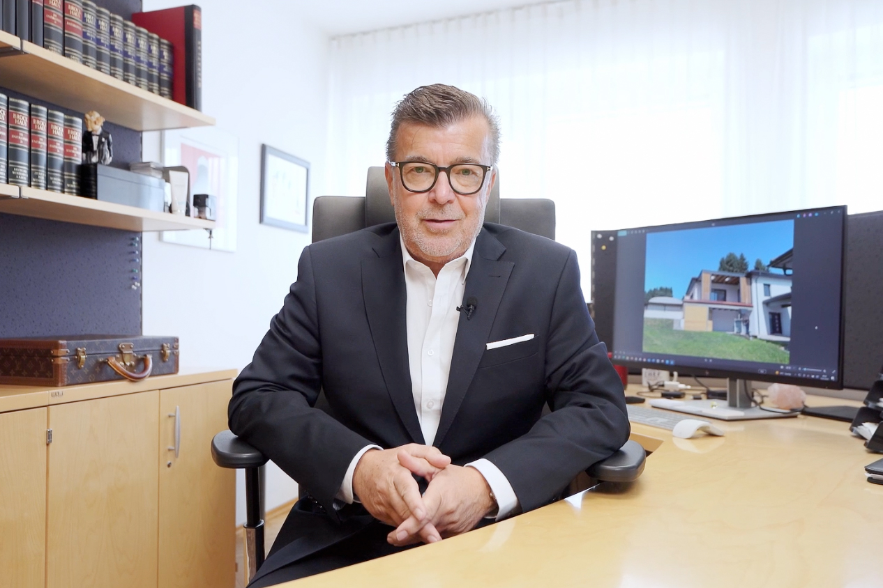 Gerhard Knoll sitzt bei Tisch