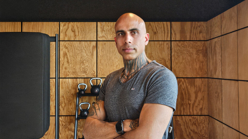 Ankur Oberoi, Gründer von defined-body e.U., vereint kulinarische Expertise mit maßgeschneiderten Fitnesslösungen für ganzheitliche Transformation. Mit seinem individuellen Ansatz zur körperlichen und mentalen Gesundheit unterstützt er Menschen auf ihrem Weg zu nachhaltiger Lebensqualität.