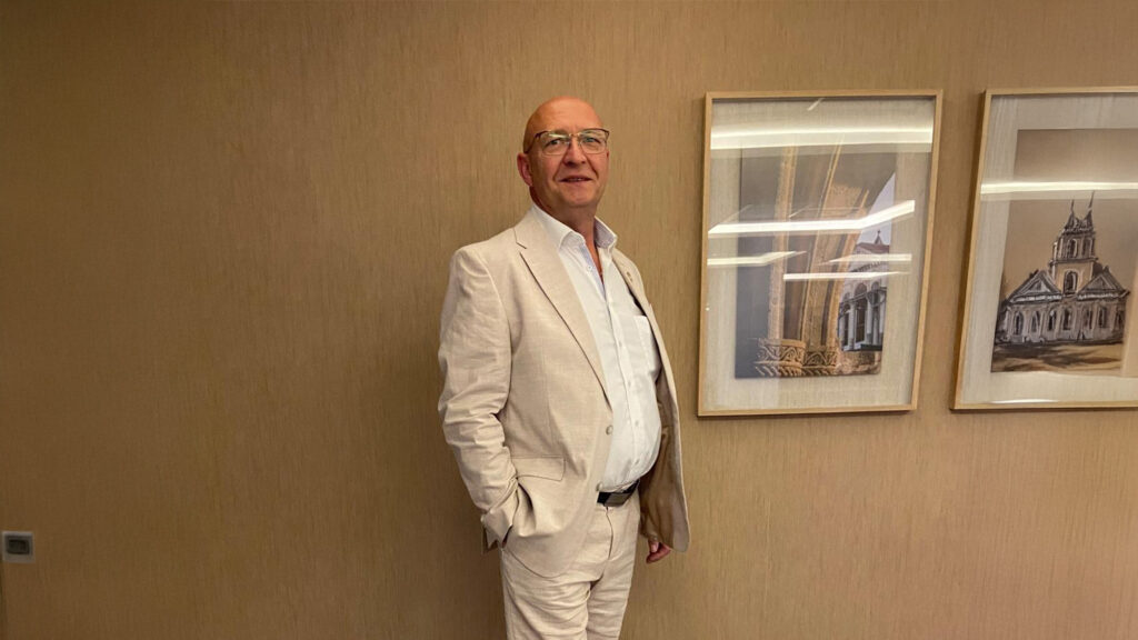 Reinhard Schmölzer ist VORWERK-Berater aus Leidenschaft und bietet vom Thermomix bis zum Kobold Staubsauger und Saugroboter ehrliche Beratung, die Alltag spürbar erleichtert