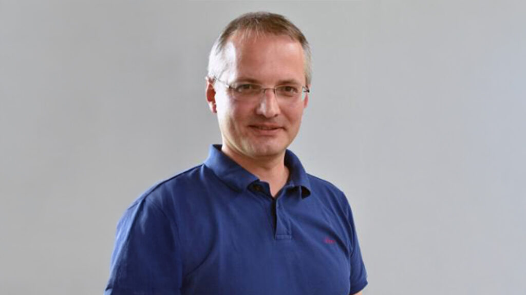 Andreas Macho, Inhaber von Macho Metalltechnik, steht für innovatives Metallhandwerk und moderne Techniklösungen wie Doppelstabmatten, Aluzäune, E-Bikes und Rasenroboter