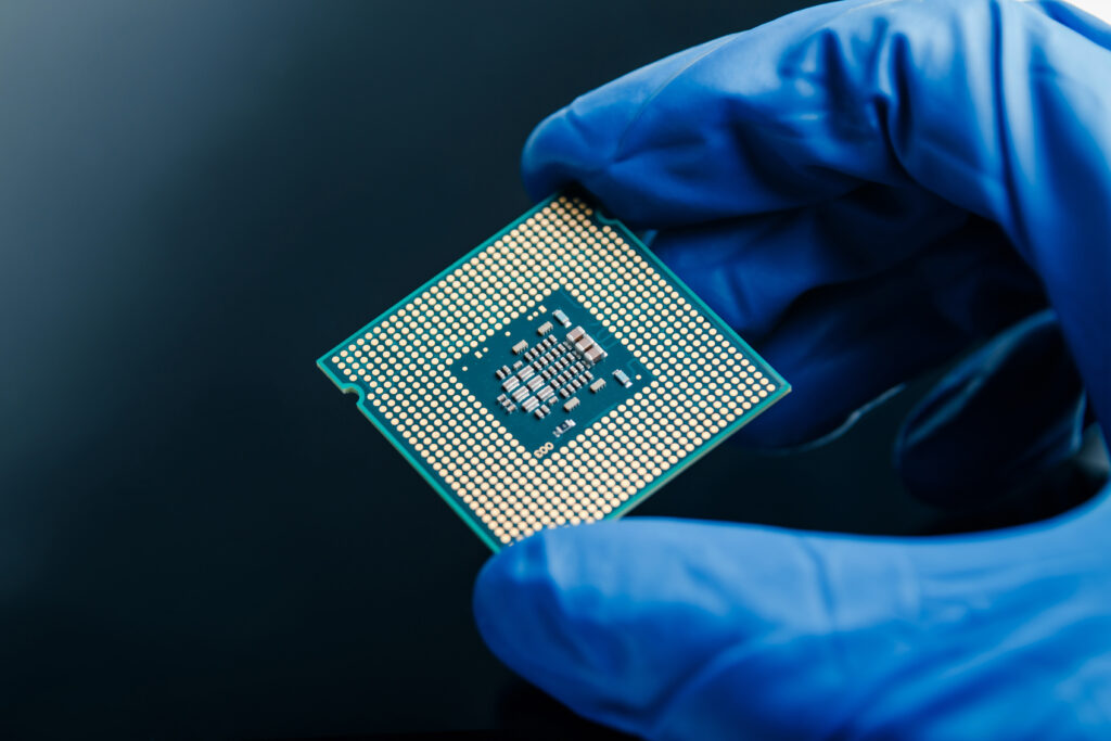 Mann hält Chip in der Hand